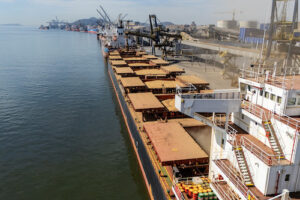 Porto de Paranaguá amplia calado para navios graneleiros e aumenta capacidade de exportação