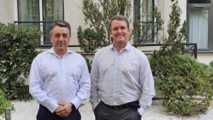 Aperam South America anuncia novo CEO no Brasil A Aperam South America anuncia hoje uma transição estratégica em sua estrutura de liderança. A partir de 1º de outubro, Rodrigo Villela assumirá a presidência da Aperam South America, sucedendo a Frederico Ayres Lima, que passará a liderar a Aperam Stainless and Solutions Europe, divisão que hoje é a Aperam Stainless Europe e os ativos de Serviços e Soluções da Europa. A movimentação marca um novo capítulo na jornada da Aperam, pautado na continuidade de seus fundamentos sólidos e no fortalecimento de uma estrutura de liderança preparada para acelerar a transformação em escala global. Frederico Ayres Lima esteve à frente da Aperam South America por quase 10 anos. Durante sua gestão, a companhia consolidou-se como referência em integração industrial, performance operacional e cultura de resultados. Ele agora assume a missão de impulsionar a agenda de transformação da Aperam na Europa. “Essa transição representa mais do que uma mudança de função: ela traduz a evolução natural da nossa estratégia global. O modelo construído no Brasil, com agilidade, consistência e espírito de time, é agora levado para apoiar a integração europeia. Tenho plena confiança na liderança do Rodrigo e muito orgulho da trajetória que seguimos construindo juntos,” afirma Frederico Ayres Lima. Rodrigo Villela, que atua no grupo desde 2000, acumula ampla experiência nas operações do Brasil e da Europa, e mais recentemente liderava as áreas financeiras da unidade Stainless em ambos os continentes. Ele assume a presidência da Aperam South America com o desafio de manter o alto padrão de performance da operação e avançar nos pilares de eficiência, inovação e sustentabilidade. “A Aperam South America é uma referência global. Conheço a cultura, respeito profundamente o time, e chego com foco em continuidade e evolução. Vamos seguir atuando como uma só Aperam e a ambição de fazer cada vez melhor,” afirma Rodrigo Villela. Essas mudanças refletem tanto continuidade quanto renovação. Elas garantem que a Aperam permaneça fiel à sua visão, ser a principal criadora de valor na economia circular de materiais infinitos que transformam o mundo, enquanto capacita a próxima geração de líderes a impulsionar transformação, eficiência e crescimento sustentável.