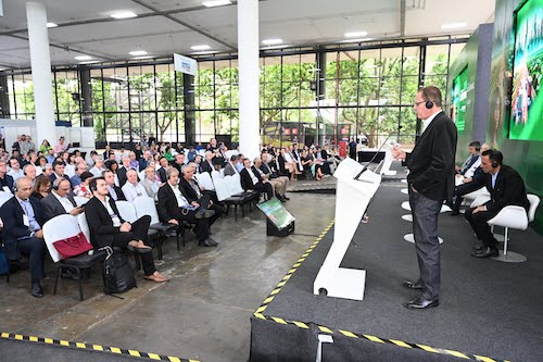  Agroenergia e Mobilidade: Engenharia Brasileira impulsiona Biocombustíveis para um Futuro Sustentável Painel no Congresso SAE BRASIL 2025 mostrará como o Brasil integra agronegócio, energia e inovação para acelerar a descarbonização e a mobilidade do futuro. São Paulo, 18 de setembro de 2025 - A engenharia brasileira tem sido protagonista no desenvolvimento de soluções que unem agronegócio, energia e mobilidade. Esse será o foco do painel “Agroenergia e Mobilidade: A Engenharia Brasileira impulsionando Biocombustíveis para um Futuro Sustentável”, que acontece durante o 32º Congresso e Mostra Internacionais de Mobilidade SAE BRASIL, no dia 08 de outubro às 11h15, no auditório do PRO MAGNO, em São Paulo. O painel irá destacar o papel dos biocombustíveis — biodiesel, biometano e etanol — na descarbonização e na mobilidade do futuro, mostrando como o Brasil, a partir da força do agro, se consolida como referência mundial na geração de energia renovável e no uso de tecnologias sustentáveis em máquinas agrícolas. As discussões também abordarão como a inovação na engenharia de motores, veículos e infraestrutura energética acelera a adoção de biocombustíveis, gera valor para o campo, cria eficiência logística e contribui para o cumprimento das metas globais de sustentabilidade. Participam do painel: Fabrício Natal, VP de Engenharia da AGCO; Otacílio Duarte, Chief Engineer para Tratores da CNH; Sergio Sartori Junior, Diretor de Pesquisa e Desenvolvimento de Máquinas Agrícolas na Tracto S.A; Luis Ferrari, Gerente de Assuntos Corporativos na John Deere; Moderação: Roseane Campos, Diretora Executiva e Conselheira de Administração, Membro da Seção Porto Alegre e Líder Nacional da Mentoria Agro da SAE BRASIL. “O Brasil tem uma vantagem competitiva única ao integrar agronegócio, energia e engenharia. Os biocombustíveis já são uma realidade e representam uma das soluções mais escaláveis e acessíveis para acelerar a descarbonização da mobilidade. Nosso desafio é mostrar como a inovação tecnológica pode ampliar ainda mais esse impacto positivo para o país”, afirma Roseane Campos, moderadora da palestra e Diretora Executiva e Conselheira de Administração, Membro da Seção Porto Alegre e Líder Nacional da Mentoria Agro da SAE BRASIL. Congresso SAE BRASIL 2025 O Congresso SAE BRASIL chega à sua 32ª edição consolidado como o maior encontro de tecnologia e mobilidade da América Latina. Em 2025, o evento, que acontecerá nos dias 7 e 8 de outubro de 2025, no PRO MAGNO, em São Paulo, terá como tema “Engenharia brasileira: pioneirismo, inovação e sustentabilidade na mobilidade do futuro”, reunindo mais de 100 palestrantes nacionais e internacionais e promovendo 70 horas de conteúdo distribuídas em quatro grandes trilhas: Engenharia Brasileira, Descarbonização, Transformação Digital e Mobilidade. A expectativa é receber mais de 3 mil participantes, entre executivos, engenheiros, pesquisadores e líderes da indústria, que terão a oportunidade de debater as tendências que moldam o futuro da mobilidade global. A edição de 2025 terá Rafael Chang, CEO da Toyota para Brasil, América Latina e Caribe, como presidente e contará ainda com um espaço exclusivo dedicado à Indústria do Hidrogênio, tema em ascensão no cenário mundial por sua relevância em sustentabilidade e eficiência energética. Serviço Congresso SAE BRASIL 2025 Data: 7 e 8 de outubro de 2025 Horário: das 8h30 às 19h Local: PRO MAGNO – Centro de Eventos Endereço: Av. Profa. Ida Kolb, 513 – Jardim das Laranjeiras, São Paulo – SP Inscrições: saebrasil.org.br/congresso2025 