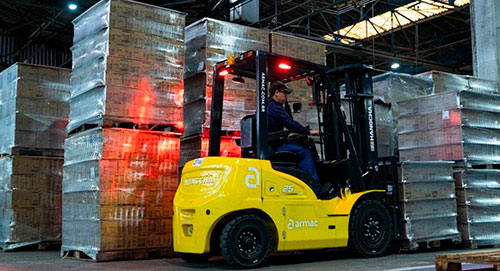 Armac e Nadir comemoram 25 anos de parceria com
empilhadeiras mais sustentáveis e eficientes