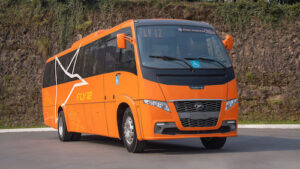 Com motor Cummins F 4.5, Volare Fly 12 consolida nova categoria entre os micro-ônibus de grande capacidade