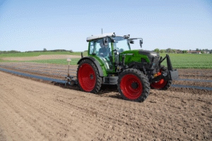 O Fendt e100 Vario é exemplo de como a tecnologia elétrica está sendo integrada na agricultura para oferecer alternativas mais limpas aos tratores a diesel