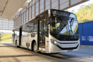 Mercedes-Benz destaca produtos e serviços para fretamento no maior evento do setor no Brasil