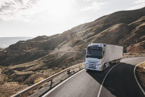 Caminhões que seguem em movimento, com segurança e entregando