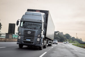 Novo VW Constellation 20.480 chega a Transcopi Transportes para operação no transporte de areia