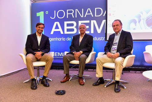  Petrobras projeta futuro de baixo carbono Na abertura, executivos da Petrobras apresentaram a visão da companhia para 2050. A estratégia combina a continuidade da produção de petróleo e gás com novos investimentos em biorrefino, hidrogênio verde, combustíveis sustentáveis de aviação (SAF) e captura de carbono. “A engenharia precisa deixar de ser um gargalo e se tornar vetor estratégico para acelerar a transição energética”, afirmou Frederico Doher, gerente-geral de implantação de empreendimentos de grande porte da Petrobras. Integração e construtibilidade Painéis sobre produtividade reforçaram que o envolvimento da engenharia desde as fases iniciais dos projetos é decisivo para reduzir atrasos e retrabalhos. “Não basta projetar o que é tecnicamente possível. É preciso projetar o que pode ser construído dentro do prazo, do custo e com segurança”, observou Flávio Picchi, do Lean Institute. Digitalização e inteligência artificial O debate sobre digital twin e inteligência artificial destacou o avanço dessas ferramentas no setor. “O gêmeo digital muda a lógica do projeto porque possibilita testar soluções antes da execução física, reduzindo riscos”, disse Fábio Guimarães Barbosa, da Atvos. Para Dino Neto, da Forzy, a inteligência artificial já se consolidou: “A IA nos dá velocidade para identificar riscos e oportunidades que antes passavam despercebidos.” Engenharia offshore Moderado por Nelson Romano, presidente da ABEMI, o painel sobre o ambiente offshore discutiu os desafios técnicos e logísticos das operações em alto-mar. “Cada falha de coordenação pode representar atrasos de meses e custos milionários. A integração é o que garante previsibilidade e eficiência”, destacou Gilberto Israel, da Ecovix. Automação e competitividade global No debate sobre automação e digitalização, representantes de empresas como Siemens, Autodesk, Aveva e Hexagon foram unânimes: interoperabilidade e integração de sistemas são cruciais. “Quem não acelerar essa transformação ficará para trás. A engenharia precisa se posicionar como protagonista desse movimento”, afirmou Guilherme Klein, da Siemens. Para o presidente da ABEMI, Nelson Romano, o evento reforçou a importância da engenharia brasileira no novo cenário industrial: “A engenharia tem vocação para construir, transformar e entregar. Cabe a nós garantir que essa vocação continue a gerar valor para o país e para as próximas gerações.” Já Thomaz Miglio, diretor de Engenharia da entidade e coordenador da Jornada, destacou: “Saímos fortalecidos e inspirados. Esta primeira edição mostrou que há muito espaço para crescermos juntos.” Fotos para imprensa: https://uras.pixieset.com/1ajornadaabemideengenhariaindustrial/
