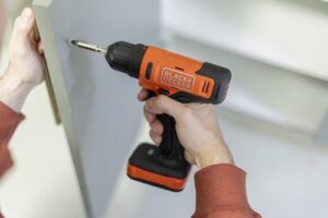 Descubra a ferramenta ideal da BLACK+DECKER para instalações e perfurações em alvenaria