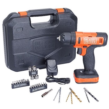 KIT PARAFUSADEIRA/FURADEIRA C/IMPACTO 3/8" (10mm) 12V MAX* LI-ION COM 17 ACESSÓRIOS - BCD712VHD Para atender a diferentes necessidades, o equipamento está disponível em duas versões de kit. O BCD712VHD acompanha 17 acessórios: uma parafusadeira/furadeira de impacto, um carregador bivolt, dez pontas para parafusar, duas brocas para metal (4 mm e 6 mm), duas brocas para madeira (4 mm e 6 mm), duas brocas para alvenaria (4 mm e 6 mm) e um adaptador magnético de 60 mm. Já o BCD712VHDK acompanha 28 acessórios e maleta plástica rígida, oferecendo ainda mais praticidade e organização. Inclui uma parafusadeira/furadeira de impacto, um carregador bivolt, dezesseis pontas para parafusar, três brocas para metal (3 mm, 4 mm e 6 mm), duas brocas para madeira (4 mm e 6 mm), duas brocas para alvenaria (4 mm e 6 mm), quatro soquetes, um adaptador magnético de 60 mm e uma maleta plástica rígida. 