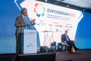 Evento recebeu mais de 50 mail participantes Com mais de 50 mil participantes e quatro dias de intensa programação, a Expo & Congresso Brasileiro de Mineração - EXPOSIBRAM 2025 encerrou suas atividades nesta quinta-feira (30), com sucesso absoluto. Promovido pelo Instituto Brasileiro de Mineração (IBRAM), no Centro de Convenções Salvador, o evento transformou a capital baiana em vitrine da inovação, sustentabilidade e do futuro da mineração brasileira. Ao longo dos quatro dias de programação, a EXPOSIBRAM 2025 reuniu um público diverso e expressivo. Foram mais de 400 estandes compondo a feira internacional de negócios, que atraiu mais de 50 mil visitantes, entre eles, 4 mil estudantes, jovens e crianças que vivenciaram as experiências educativas do Mineramundo. Também participaram 2.600 congressistas, que acompanharam 3.500 horas de debates, palestras e painéis técnicos e científicos, reforçando o caráter dinâmico e multidisciplinar do evento. A cerimônia de encerramento da EXPOSIBRAM 2025 contou com a presença do presidente do Instituto Brasileiro de Mineração (IBRAM), Raul Jungmann; do presidente da Companhia Baiana de Pesquisa Mineral (CBPM), Henrique Carballal; e do presidente e CEO do Conselho Internacional de Mineração e Metais (ICMM), Rohitesh Dhawan, entidade que lidera as práticas de sustentabilidade no setor. Edição marcante Em seus discursos, os líderes do setor mineral no Brasil reforçaram o papel estratégico da mineração no desenvolvimento econômico, na transição energética e na inovação tecnológica. Raul Jungmann destacou o ambiente de diversidade e integração que marcou o encontro em Salvador. Para o presidente do IBRAM, a cultura e a história baianas inspiraram o espírito de colaboração e respeito que pautou o evento, promovendo um verdadeiro encontro entre diferentes segmentos da sociedade e da indústria. “Isso é fundamental no Brasil. É tão importante para nossa unidade, que exista essa forma de pensar, de ver, de construir uma sociedade como ela é aqui”, declarou. Ainda segundo Jungmann, a atmosfera positiva e o engajamento dos participantes reforçaram o sucesso da realização da EXPOSIBRAM na Bahia. Bahia é protagonista Quem também celebrou o sucesso do evento foi o presidente da CBPM, que destacou a relevância da Bahia na cadeia produtiva mineral, especialmente pela diversidade de minerais estratégicos fundamentais à preservação ambiental e à transição energética global. “Os minerais que vão salvar o planeta estão aqui. Os minerais que vão garantir a preservação da vida estão aqui e a transição energética passa pela Bahia e pelo Brasil e passa, portanto, pela política que o IBRAM vem tão bem desenvolvendo para todos os estados brasileiros, sob a liderança de Raul Jungmann”, declarou Carballal.