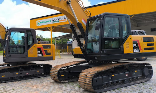 Empresa do Grupo Cordeiro opera em três estados, mira crescimento de filiais A CM Máquinas, empresa cearense especializada em máquinas pesadas e equipamentos agrícolas e dealer oficial da marca LOVOL no Nordeste, inaugurou uma nova unidade em Timon (MA) e deve abrir outra em Mossoró (RN) ainda neste ano. Com o movimento, a companhia amplia sua presença regional e projeta dobrar o faturamento até 2026 nas linhas amarela e agrícola. Atualmente, a CM Máquinas opera três unidades, incluindo a matriz em Fortaleza (CE), e segue com planos de expansão para o próximo ano. O objetivo é reforçar o atendimento a setores estratégicos da economia nordestina, como o agronegócio, a construção civil e a indústria extrativa, o que amplia sua atuação e fortalece o suporte técnico e comercial na região. As duas novas filiais devem gerar cerca de 50 empregos diretos e indiretos e prometem estimular a competitividade local ao oferecer equipamentos com bom custo-benefício. A estratégia da empresa é facilitar o acesso de produtores rurais e empreendedores da construção a máquinas que aumentem a produtividade e reduzam custos operacionais. A CM Máquinas detém exclusividade na comercialização da LOVOL e é dealer oficial da marca nos estados do Ceará, Maranhão, Rio Grande do Norte, Paraíba e Piauí, atuando com as linhas LOVOL Construction (máquinas de construção) e LOVOL Agriculture (tratores agrícolas). O portfólio inclui pás carregadeiras, escavadeiras, retroescavadeiras, mini carregadeiras, mini escavadeiras e tratores de 25 a 110 HP. No pós-venda, a empresa oferece assistência técnica própria, com serviços de manutenção preventiva e corretiva realizados por técnicos treinados pela fábrica. Um dos diferenciais da CM Máquinas é a possibilidade de realizar o atendimento no local onde o cliente estiver, sem necessidade de deslocamento até uma das lojas, já que a equipe técnica vai até o cliente para realizar o suporte. “Estamos ampliando nossa atuação para estar cada vez mais próximos dos nossos clientes e fortalecer o agronegócio e a construção civil no Nordeste. Nosso foco é oferecer soluções completas, com atendimento ágil, assistência técnica de qualidade e equipamentos que garantem produtividade e eficiência no campo e nas obras”, afirma Leandro Jesus - Gerente Geral da CM Máquinas, da CM Máquinas. Sobre A CM Máquinas integra o Grupo Cordeiro, que tem mais de 45 anos de atuação em soluções para transporte, movimentação e armazenamento de cargas pesadas. A empresa mantém ainda sociedade com a CF COMEX, importadora e distribuidora da LOVOL em outros estados do país. Essa estrutura corporativa, destaca a companhia, sustenta suas ambições de crescimento no Nordeste. Serviço Novas lojas CM Máquinas Unidade Timon (MA) Rodovia BR 226, 1801, Vila do Bec, Timon/MA | 8h às 17h Unidade Mossoró (RN) Avenida Wilson Rosado, 101C, Planalto Treze de Maio, Mossoró/RN | 8h às 17h