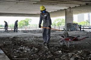 Juros altos sufocam a construção e mantêm o setor em alerta há um ano, mesmo com melhora no trimestre