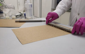 CNPEM desenvolve papel resistente, impermeável e reciclável que pode substituir plástico
