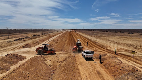 O secretário‑executivo da Área de Irrigação e Operações da Empresa, Rodrigo Benevelli, explicou que a Codevasf já implantou 16 mil hectares nas etapas 1 e 2 e que as etapas 3 a 9 irão abranger 31,5 mil hectares irrigados. “Esse é um empreendimento estratégico para a o Governo Federal e o Estado da Bahia. Estamos entusiasmados com o andamento das obras”, afirmou. A previsão é de que essa fase das obras de infraestrutura seja concluída até o final de 2026, impulsionando a capacidade produtiva do Projeto. Exploração agrícola As equipes técnicas da Germina e da Codevasf estão em campo, supervisionando a construção de 12 quilômetros de canais, sendo 8 quilômetros de canal principal e 4 quilômetros de canal secundário. Essa infraestrutura hídrica é fundamental para atender as etapas 3 e 4 do projeto, áreas que já possuem todos os processos de licenças de implantação e construção devidamente autorizados. As etapas 3 e 4 atenderão uma área agrícola de aproximadamente 4 mil hectares. A exploração agrícola dessas etapas está prevista para ocorrer a partir do segundo semestre de 2026. Após a finalização da implantação das etapas 3 a 9, o canal de irrigação principal do Projeto Baixio de Irecê, passará dos atuais 42 quilômetros para 80 quilômetros, sendo atendido por uma única estação de bombeamento principal às margens do rio São Francisco, cuja distribuição de água ao longo do canal será por gravidade. Mais desenvolvimento local Grande parte dos trabalhadores das obras são de municípios da região do Projeto e o engenheiro Antonio Artur Coelho, da Germina, explicou a importância da contratação local. “A equipe conta com 135 funcionários e deve chegar a 200 ao longo dos dois anos de implantação. Boa parte dos trabalhadores são dos municípios de Xique-Xique, Itaguaçu da Bahia e Irecê, o que já evidencia a contribuição com o desenvolvimento local. A ideia é que todos permaneçam ao longo dos anos trabalhando no projeto.” As obras iniciadas abarcam o município de Itaguaçu da Bahia. “Essa etapa será de fundamental importância para o desenvolvimento de Itaguaçu da Bahia. Dentro de quatro anos teremos cerca de 8 mil hectares irrigados no município. A Codevasf e o Governo Federal contribuem para o crescimento de Itaguaçu da Bahia e Xique‑Xique, que precisam do nosso investimento.”, afirmou Sérgio Coelho, engenheiro da Codevasf. Além da construção dos canais, está em andamento a implantação de um showroom em parceria com a Empresa Brasileira de Pesquisa Agropecuária (Embrapa). Esse espaço será dedicado à demonstração de diversas culturas, com o objetivo de auxiliar na seleção dos futuros produtores que irão ocupar as áreas irrigáveis, garantindo a sustentabilidade e a eficiência das atividades agrícolas no Baixio de Irecê.