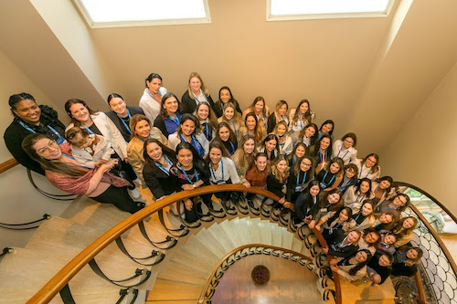 A Academia de Liderança para Mulheres do Agronegócio (ALMA) promoveu na terça-feira, 21 de outubro, a formatura de cerca de 170 novas líderes, entre produtoras rurais, especialistas e empreendedoras dos mais diferentes ramos do setor. Criada pela Corteva Agriscience em parceria com a Associação Brasileira do Agronegócio (ABAG) e apoio da FIA Business School, a iniciativa busca apoiar e incentivar o protagonismo feminino no agronegócio. Desde 2019, a ALMA já capacitou mais de 600 mulheres em temas como liderança, finanças, inovação, marketing digital e sustentabilidade. Nesta edição, a academia de liderança trouxe um conteúdo ainda mais alinhado com as demandas do setor, abordando temas como inovação tecnológica, gestão estratégica, governança e sustentabilidade. A capacitação incluiu aulas on-line ao vivo, mentoria e desenvolvimento de projetos que incentivam a discussão e a busca de solução para problemas comuns, vivenciados no dia a dia da atividade produtiva, finalizando com o evento presencial em São Paulo. Neste ano, as alunas do programa de educação continuada tiveram cursos de Liderança Feminina e Desenvolvimento Humano. “Dentro da ALMA, temos o propósito de criar novas oportunidades de crescimento para que as mulheres do agronegócio tenham mais protagonismo e conquistem novos espaços. A cada nova edição, procuramos adequar os cursos oferecidos conforme as demandas que elas nos trazem. Na prática, elas nos ajudam a construir o conteúdo”, afirma Rosemeire dos Santos, Líder de Relações Governamentais da Corteva Agriscience no Brasil e uma das idealizadoras da academia. “A cada ano, temos o desafio de desenvolver conteúdos sob medida para atender às demandas das alunas da ALMA. Em 2025, o curso de Desenvolvimento Humano, voltado às alunas veteranas, trouxe uma metodologia prática e aplicada: cada participante realizou um diagnóstico de maturidade em gestão de pessoas em sua propriedade rural, identificando pontos críticos, definindo ações e traçando um plano de melhoria. Ao final, compartilharam os desafios vividos, as percepções sobre as mudanças e os próximos passos para fortalecer a gestão de pessoas no campo, mostrando que liderar é um processo contínuo de aprendizado, evolução e impacto”, explica a professora da FIA Christiane Leles Rezende De Vita, coordenadora pedagógica da ALMA. Gislaine Balbinot, diretora-executiva da ABAG, destaca que o desenvolvimento de mulheres como lideranças do Agro é fundamental, ainda mais nesse momento, que o setor registrou uma maior presença feminina. “No segundo trimestre de 2025, a participação das mulheres ocupadas no agro cresceu 1,9%, o que representa 203 mil trabalhadoras a mais na comparação com o período passado, ritmo quase dez vezes superior ao dos homens. Essa tendência revela um setor cada vez mais diverso, inovador e com maior nível de escolaridade. Um avanço significativo”. Entre as formandas deste ano, histórias como as de Adenísia de Oliveira Garcia, Aline de Freitas Veloso e Jucineia dos Santos Morais Lago refletem o impacto da academia na vida e na gestão das mulheres do agro. Adenísia, pecuarista em Jataí (GO), alia a tradição familiar à governança moderna na Fazenda Samambaia, liderando projetos de educação e valorização do campo. Aline, de Montes Claros (MG), transformou a sucessão rural em propósito coletivo ao criar o grupo Agrosertanejas Norte de Minas, fortalecendo o protagonismo feminino na gestão das propriedades. Já Jucineia, produtora em Rio Brilhante (MS), consolidou-se como empresária do agronegócio à frente da RJ Agro, aplicando práticas de ESG e envolvendo a família na continuidade dos negócios. “São três trajetórias distintas que revelam, cada uma a seu modo, o poder transformador do conhecimento e da liderança compartilhada pela ALMA”, reflete a coordenadora Rose dos Santos.