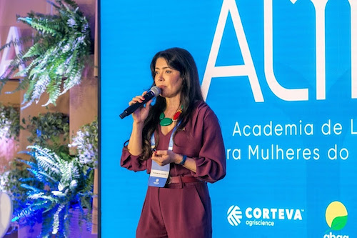 ESG é tema de segundo livro da academia de liderança feminina As mulheres têm assumido um número cada vez maior de funções dentro das cadeias produtivas do agro brasileiro e um dos desafios que têm se mostrado com grande frequência é lidar com os temas ligados ao ESG, sigla em inglês para ambiental, social e governança. Para atender essa demanda vinda das próprias alunas da academia de liderança, foi lançado o livro “ESG no agro: metodologia e histórias inspiradoras da ALMA”. A publicação é resultado de um curso especialmente dedicado ao tema, realizado entre 2023 e 2024, no qual as alunas tiveram como desafio elaborar o relatório ESG de suas próprias propriedades rurais e/ou empresas ligadas ao agronegócio. O livro apresenta as histórias pessoais e os relatórios ESG desenvolvidos por elas, mostrando o impacto prático do ESG no dia a dia rural. O livro traduz o ESG para a realidade do agronegócio e convida produtoras e produtores rurais a reconhecerem e comunicarem suas práticas sustentáveis, mostrando que o ESG é uma jornada contínua de evolução. Escrito por Sabrina Della Santa Navarrete, Lizandra Ariane Machado de Castro, Christiane Leles Rezende De Vita e Camila Benatti Mourad, “ESG no agro: metodologia e histórias inspiradoras da ALMA”, é gratuito e está disponível em formato de ebook no site da FIA. A primeira obra resultado dos trabalhos na academia de liderança feminina foi lançada em 2024. Intitulado “ALMA, substantivo feminino: A história da academia de liderança que estimula o conhecimento e o protagonismo da mulher no agronegócio”, a publicação celebrou as experiências vividas pelas produtoras agrícolas ao longo da academia, com depoimentos inspiradores que mostram como as mulheres estão mudando a dinâmica do campo, desconstruindo barreiras e reescrevendo grandes histórias. A programação especial de encerramento deste ano contou ainda com uma mesa redonda sobre o cenário político e econômico para o agronegócio em 2026 e teve como debatedores o cientista político Leonardo Barreto, Alexandre Mendonça de Barros, da MBAgro, e Sérgio Valle, da MB Associados. Carol Rache, fundadora do Grupo Namah Wellness e Acenda Sua Luz proferiu a palestra “Alma em movimento: a Jornada do Crescimento Interior”.