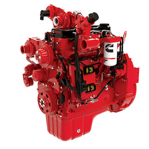 A Locks apresentou durante a Paving Expo 2025 sua mais nova pavimentadora de base e sub-base, a HL450, equipada com o motor Cummins QSB 4.5 de 194 hp. O lançamento amplia o portfólio da fabricante nacional, reforçando a parceria com a Cummins em equipamentos destinados ao setor de construção pesada e obras de infraestrutura. O motor Cummins QSB 4.5 é amplamente utilizado em aplicações fora de estrada, reunindo robustez, eficiência e confiabilidade em um conjunto compacto. Com potência de 194 hp e faixa de torque otimizada em 1.850 rpm, o modelo entrega a força necessária para operação contínua e garante produtividade mesmo em condições severas de obra. Toda a linha de pavimentadoras da Locks — composta pela JL900, HL800 e agora pela HL450 — é equipada com o motor QSB 4.5, reforçando a confiança da fabricante nacional na tecnologia Cummins. A parceria conta ainda com o suporte da Motormac, distribuidor Cummins na região Sul do Brasil, que oferece suporte técnico, disponibilidade de peças e agilidade no pós-venda. “Optar pela motorização Cummins significa oferecer ao cliente final a tranquilidade de ter um motor testado, confiável e com ampla rede de suporte. Essa padronização é um diferencial que fortalece a competitividade da nossa linha de produtos. O desenvolvimento da HL450 considerou cada detalhe do dia a dia do operador: além da robustez e do preço competitivo, o motor Cummins garante o torque ideal na faixa de 1.850 rpm, oferecendo eficiência e desempenho em qualquer condição de obra”, afirma Mateus Locks, diretor da Locks. Com mesa compacta que varia de 1 a 5 metros, a HL450 chega ao mercado para atender demandas específicas de obras urbanas e empresas de locação. A máquina traz diferenciais técnicos desenvolvidos a partir da experiência prática dos operadores, como cabine com deslocamento lateral, capota em fibra que reduz o calor em climas quentes, vidro frontal para proteção contra poeira e sistema de arrefecimento superdimensionado para suportar condições severas de campo. “O QSB 4.5 é reconhecido mundialmente pela robustez e eficiência em aplicações severas. Ter toda a linha de pavimentadoras da Locks equipada com esse motor é um sinal claro da confiança do cliente em nossa tecnologia e no suporte de pós-venda oferecido pela Cummins e pela Motormac”, destaca Mauricio Biadola, diretor de Vendas de Motores Off-Highway da Cummins Brasil.