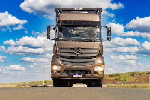 Caminhão extrapesado Novo Axor é destaque da Mercedes-Benz no Congresso SAE Brasil 2025