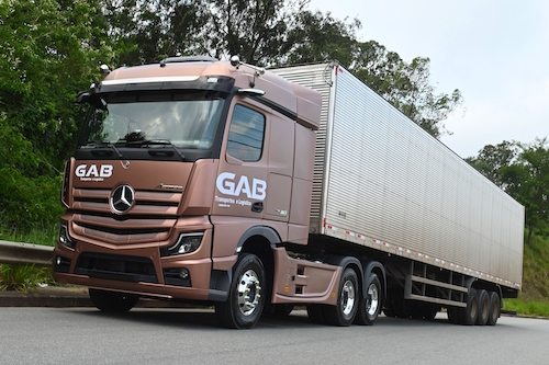 Caminhão Actros “Estrela Delas” é destaque na frota da GAB Transportes