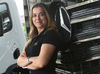 Caminhão Actros “Estrela Delas” é destaque na frota da GAB Transportes