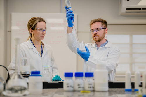  Tecnologia inédita criada pela NIONE transforma plásticos reciclados em materiais de alta performance Aditivos nanoestruturados com nióbio preservam a qualidade mesmo após múltiplos ciclos de reciclagem