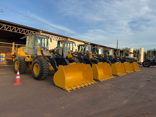 Uma frota enxuta pode aumentar a produtividade no agronegócio Planejamento, tecnologia e locação inteligente de máquinas agrícolas reduzem custos e tornam as operações mais eficientes Eficiência é sinônimo de competitividade também no agro, e a RZK Rental, empresa do Grupo RZK, especializada em locação e venda de máquinas agrícolas, tem observado, cada vez mais, produtores adotarem o conceito de frota enxuta como estratégia para reduzir custos e elevar a produtividade. A ideia é simples: dimensionar o maquinário exatamente às necessidades de cada etapa da safra, garantindo que o produtor tenha o equipamento certo, na hora certa, sem excesso de máquinas paradas, nem falta delas em momentos críticos de plantio ou colheita. “Mais do que investir em novas máquinas, o grande desafio do produtor rural hoje é saber gerir seus recursos com inteligência. Uma frota enxuta permite direcionar investimentos para tecnologia, capacitação e sustentabilidade, pilares que garantem o futuro do agronegócio brasileiro”, afirma José Ricardo Lemos Rezek, CEO do Grupo RZK. A lógica por trás da frota enxuta é eliminar o desperdício de tempo, capital e capacidade operacional. Máquinas paradas geram custos fixos, como impostos, seguros e depreciação. Ao operar com o número ideal de equipamentos, o produtor reduz despesas de manutenção e estoque de peças, além de facilitar o planejamento de revisões preventivas. Isso aumenta a disponibilidade dos equipamentos e diminui as chances de falhas em períodos de maior demanda.