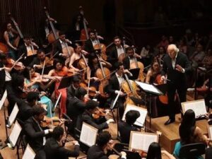 Summit Agenda SP + Verde traz programação cultural gratuita no Parque Villa-Lobos Evento internacional Pré-COP reúne shows de Zizi Possi, OSESP, Coral Indígena e Baile do Simonal, além de exposição fotográfica e do Prêmio SP Carbono Zero, que celebram a arte e a sustentabilidade nos dias 4 e 5 de novembro, em São Paulo A arte e a sustentabilidade se encontram em São Paulo. Nos dias 4 e 5 de novembro, o Parque Villa-Lobos recebe uma programação cultural inédita, considerada um dos destaques do Summit Agenda SP + Verde, evento internacional Pré-COP promovido pelo Governo do Estado de São Paulo, pela Prefeitura de São Paulo e pela Universidade de São Paulo (USP). O encontro reunirá especialistas, lideranças e representantes da sociedade para debater o desenvolvimento sustentável e economia verde. Uma estrutura completa está sendo preparada no Parque Villa-Lobos, com cinco palcos, rodada de negócios, área de inovação, Casa da Circularidade, espaço gastronômico e atrações artísticas. O público poderá acompanhar apresentações musicais e de dança, exposições e premiações que refletem a diversidade cultural e o compromisso com a sustentabilidade. Das periferias às aldeias indígenas, do repertório clássico à música popular, a programação conecta diferentes expressões artísticas com a agenda ambiental. Dia 4 de novembro — dança, vozes e emoção A abertura artística será marcada pela potência da juventude e da periferia com “Raízes do Hip-Hop”, apresentado pela Fábrica de Cultura Parque Belém, da Secretaria da Cultura, Economia e Indústria Criativas. O espetáculo mergulha nas origens das danças urbanas, revelando a dança como linguagem de resistência e coletividade — um manifesto vivo da cultura hip-hop. Na sequência, o público será envolvido pela delicadeza e potência do Coral Heliópolis do Instituto Baccarelli, projeto que transforma vidas por meio da música. Com repertório que transita entre o popular e o erudito, suas apresentações expressam solidariedade, disciplina e esperança, revelando como a arte pode formar cidadãos e fortalecer a identidade cultural da comunidade de Heliópolis. Encerrando a noite, Zizi Possi sobe ao palco com “Choro das Águas”, homenagem à vida, à natureza e à reconstrução. Idealizado com José Possi Neto, o show reflete a solidariedade diante das tragédias causadas pelas mudanças climáticas. Com sua voz inconfundível e acompanhada ao piano por Daniel Grajew, Zizi envolve o público na força simbólica da água, enquanto a direção e a iluminação de Wagner Freire intensificam cada palavra e silêncio, criando uma experiência intimista que acolhe, emociona e transforma. Dia 5 de novembro — ancestralidade e renascimento A manhã começa com o Coral Indígena do Projeto Nhandé Pame – Nós Todos, que valoriza a musicalidade dos povos originários, em especial da aldeia Tapirema, etnia Tupi Guarani, localizada no território indígena Piaçaguera, município de Peruíbe, e conta com a parceria do maestro Miguel Briamonte e do coordenador da Secretaria da Justiça e Cidadania de Política para os Povos Indígenas, Cristiano Kiririndju. O grupo se apresenta ao lado de um quarteto de cordas, piano e cantora lírica, Carmen Monarcha, com arranjos originais criados pelos compositores das músicas e "rezos" em parceria com Briamonte, unindo as duas culturas, como símbolo da união entre os povos. Ainda na manhã do dia 5, será entregue o Prêmios SP Carbono Zero promovido pela Secretaria de Meio Ambiente, Infraestrutura e Logística (Semil), reconhecendo iniciativas e lideranças comprometidas com a sustentabilidade e a regeneração ambiental e social. Serão premiados os quatro primeiros lugares do SP Carbono Zero, cujo objetivo é incentivar soluções inovadoras para descarbonização nos eixos de transição energética, restauração ecológica, circularidade e mobilidade sustentável, com votação popular realizada em outubro. Os troféus “Transformação pelo Vidro”, assinados por Débora Muszkat e feitos com vidros reaproveitados e frascos de esmalte reciclados, simbolizam a beleza da transformação e o poder regenerativo do reuso e serão entregues durante a premiação. O evento contará ainda com os Globos de Vidro, obras da artista que representam a fragilidade e a força regenerativa do planeta. Também será entregue neste mesmo segmento o Prêmio Olho na COP 30, promovido pela Secretaria Municipal de Educação de São Paulo, que realizou ações pedagógicas em escolas municipais. À noite, o Coro da Osesp, um dos mais respeitados do país, apresenta no Villa-Lobos a excelência da música de concerto. Reconhecido por sua versatilidade e por registrar a música dos séculos XX e XXI, incluindo compositores brasileiros, o coro já se apresentou em espaços nacionais e internacionais de prestígio. Com técnica e sensibilidade, reafirma a arte como expressão universal e instrumento de reflexão sobre a preservação ambiental. O encerramento do festival será em clima de celebração com “O Novo Baile do Simonal”, show vibrante comandado por Simoninha e Max de Castro em homenagem a Wilson Simonal. Com sucessos como “País Tropical”, “Nem Vem que Não Tem” e “Terezinha”, o espetáculo resgata a energia e a alegria das festas brasileiras das décadas de 1960 e 1970, convidando o público a dançar e celebrar a música que atravessa gerações, reafirmando a vitalidade da cultura popular brasileira. A programação do Summit Agenda SP + Verde será permeada pela exposição fotográfica “Agenda SP + Verde: Olhares sobre a Mata Atlântica”, realizada pelo Museu da Imagem e do Som (MIS) em parceria com a Casa das Rosas, ambos equipamentos da Secretaria de Cultura, Economia e Indústria Criativas do Estado de São Paulo. A mostra apresenta 10 fotografias inéditas de artistas selecionados na Convocatória para Premiação por Conjunto de Obra Fotográfica 2025, lançada em comemoração aos 40 anos do tombamento da Serra do Mar. Durante os dois dias do evento, o público poderá conferir essas obras, que antecipam parte da produção que será exibida em sua totalidade no MIS, em 2026, integrando debates sobre economia verde, desenvolvimento sustentável e preservação da Mata Atlântica. Entre os fotógrafos premiados, Lalo de Almeida e o indígena Ypituna Pankararu. SERVIÇO: PROGRAMAÇÃO CULTURAL DO SUMMIT AGENDA SP+VERDE Palco Principal 04/11 (segunda-feira) • 16h – “Raízes do Hip-Hop” – Fábrica de Cultura Parque Belém • 18h30 – Coro Heliópolis – Instituto Baccarelli • 20h – “Choro das Águas” – Zizi Possi 05/11 (terça-feira) • 9h – Coral Indígena Nhandé Pame – Nós Todos • 10h15 às 11h45 – Entrega dos Prêmios SP Carbono Zero e Olho na COP 30 • 18h30 – Coro da Osesp • 20h – O Novo Baile do Simonal Exposição Fotográfica Agenda SP + Verde: Olhares sobre a Mata Atlântica – MIS + Casa das Rosas 4 e 5 de novembro de 2025 9h às 18h Local: espaço expositivo do Parque Villa-Lobos (disponível durante todo o evento)