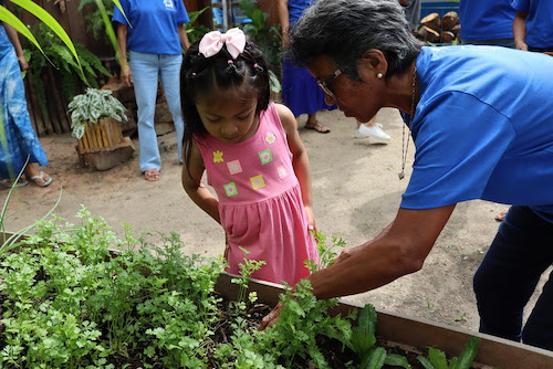 O Super Terminais, porto privado que alia excelência em logística à sustentabilidade na Amazônia, reforça seu compromisso com a cultura e o desenvolvimento social da região. Em parceria com a Maná Produções, responsável pelas relações institucionais dos bois Caprichoso e Garantido, a empresa firmou um contrato que destina recursos aos projetos sociais das Escolinhas de Artes das duas associações. A iniciativa beneficia diretamente crianças e adolescentes em situação de vulnerabilidade, fortalecendo o papel transformador da arte e da educação em Parintins. Com a ação, o Super Terminais se consolida como um importante incentivador das artes, expressões culturais e da criatividade amazônica.