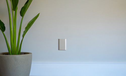 Placas cegas evitam choques elétricos e protegem instalações residenciais e comerciais