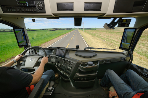 Linha Volvo FH 2026 chega com I-Torque, novidade que traz mais força nas subidas e até 3% de economia
