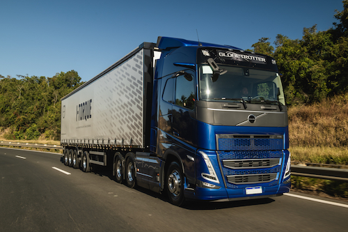 Linha Volvo FH 2026 chega com I-Torque, novidade que traz mais força nas subidas e até 3% de economia