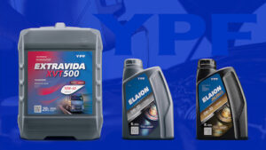 A YPF Lubrificantes faz sua estreia na 9ª Expo Peças – Negócios, Tecnologias, Acessórios e Peças Automotivas, que acontece de 16 a 18 de outubro no Centro de Convenções de Goiânia. Considerada a maior feira de reparação automotiva do Centro-Oeste, o evento reúne oficinas, distribuidores e profissionais do setor em busca de inovação, tecnologia e soluções em manutenção automotiva. A participação da YPF Lubrificantes reforça o compromisso da marca em estar próxima do reparador e do distribuidor, ampliando o acesso a informações técnicas e destacando os diferenciais do seu portfólio. A companhia apresenta na feira as linhas Elaion, Elaion Auro e Extravida, que traduzem o conceito TEC – Tecnologia em Evolução Constante, compromisso global da YPF de desenvolver lubrificantes que acompanham a evolução dos motores modernos sem abrir mão da robustez e da eficiência necessárias às condições de uso brasileiras. No segmento de veículos leves, a linha Elaion garante confiabilidade e resistência em motores a gasolina, etanol, flex, GNV e diesel leve, reduzindo depósitos e prolongando a vida útil do motor, com excelente custo-benefício. Já a linha premium Elaion Auro, composta por lubrificantes 100% sintéticos e homologados por montadoras como Volkswagen, GM, Ford, Porsche, BMW e Mercedes-Benz, entrega máxima proteção contra desgaste, economia de combustível e desempenho superior em motores de última geração. Para o transporte pesado, a YPF Lubrificantes destaca a linha Extravida, desenvolvida para caminhões, ônibus e aplicações severas de carga. O portfólio cobre motores Euro III a Euro VI, com formulações minerais, semissintéticas e sintéticas, garantindo durabilidade, intervalos de troca estendidos e redução de custos de manutenção, com homologações de fabricantes como Mercedes-Benz, Volvo, MAN e Scania. “A Expo Peças é uma oportunidade valiosa para estarmos em contato direto com quem utiliza nossos produtos no dia a dia. Mais do que apresentar nosso portfólio, queremos ouvir o reparador, entender suas necessidades e oferecer suporte técnico que faça diferença na oficina”, afirma Moara Gimenez, gerente de Marketing da Usiquímica, representante da YPF Lubrificantes no Brasil. Com presença consolidada no Brasil, a YPF Lubrificantes une tradição e inovação em seu portfólio — agora ampliado na Expo Peças com o objetivo de intensificar o diálogo técnico com o mercado automotivo, apoiar distribuidores e demonstrar que seus lubrificantes estão alinhados aos desafios dos motores modernos. A participação na feira também evidencia o compromisso da marca com o desenvolvimento do setor automotivo no Centro-Oeste, região estratégica para o crescimento dos mercados de veículos leves e pesados.