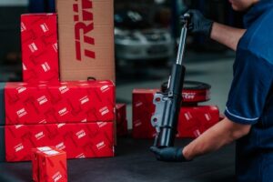 ZF Aftermarket celebra resultados da campanha de marketing "TRW na Cabeça!" Campanha “TRW na cabeça!” uniu consumidor final, mecânicos e pontos de venda em uma estratégia completa de marketing e trade marketing Plano de mídia contou com inserções multicanais até agosto de 2025, apoiado por treinamentos, incentivos e materiais promocionais no varejo A ZF Aftermarket lançou este ano uma das mais completas ações de marketing de sua marca TRW no Brasil. A campanha “TRW na cabeça!” foi além do comercial bem-humorado que destaca a qualidade e a segurança do componente aplicado em um carro de passeio. A iniciativa integrou toda a cadeia: do consumidor final, impactado pela campanha de mídia, ao mecânico, treinado para recomendar com segurança, passando pelo vendedor das lojas, estimulado por programas de incentivo, até chegar ao próprio ponto de venda, que recebeu materiais exclusivos de comunicação e positivação. O objetivo foi reforçar a qualidade e a segurança dos amortecedores da marca TRW e, ao mesmo tempo, oferecer ao mercado um pacote completo de suporte para impulsionar as vendas. De acordo com Fernanda Giacon, Head Global de Marketplace da ZF e responsável pelo Marketing na América do Sul, “ao contrário de ações publicitárias comumente destinadas a mecânicos e reparadores, público direto da ZF Aftermarket, desta vez a campanha foi prioritariamente direcionada ao consumidor final. A ideia foi demonstrar de forma leve a qualidade e diferenciais do componente da marca TRW como controle nas curvas, absorção de impactos e estabilidade na direção”, comenta a executiva. Para demonstrar todos esses atributos, o comercial apresentou como protagonistas os chamados bobbleheads, bonecos com cabeça superdimensionada montada sobre uma mola. Na história, eles são dispostos sobre o painel de dois veículos que fazem o mesmo trajeto lado a lado, transitando por ruas esburacadas, curvas fechadas com freadas bruscas. O boneco que viaja com conforto e tranquilidade está no veículo equipado com amortecedores TRW, enquanto o outro sente os efeitos da falta de absorção aos impactos pelo carro, e termina por usar um colar cervical. A parceira desta campanha da ZF Aftermarket foi a Rede ANCORA. A empresa, que possui mais de 25 anos de atuação no mercado de reposição de peças para carros e veículos comerciais, possui quinze centros de distribuição e mais de 900 lojas franqueadas espalhadas pelo Brasil. O objetivo dessa campanha com a Rede ANCORA foi de reforçar a presença da marca TRW no mercado de reposição automotiva, posicionando-a como uma das principais opções para mecânicos, lojistas e também, consumidores finais. Além disso, os diferenciais dos amortecedores TRW que passam por rigorosos processos e testes antes de serem comercializados, foram destaque em relação à concorrência. A ZF Aftermarket cumpre rigorosas especificações do equipamento original em seu desenvolvimento. Com isso, os componentes de suspensão TRW possuem um desempenho superior, garantindo qualidade e segurança aos ocupantes dos veículos”, explica Fernanda Giacon. Integração das ações de marketing e trade marketing Para alcançar resultados concretos em vendas e fortalecer o relacionamento com clientes e parceiros, a ZF Aftermarket estruturou um amplo conjunto de iniciativas integradas de marketing e trade marketing. Durante a divulgação, mais de meio milhão de pessoas começaram sua jornada pelo site da campanha, cujo principal conteúdo destacou as lojas parceiras da Rede ANCORA próximas aos usuários que possuíam amortecedores em estoque. A campanha usou geolocalização em uma área de 5 km² ao redor das lojas parceiras para um público segmentado de interesse. Além disso, a ZF Aftermarket promoveu treinamentos para mecânicos e vendedores das lojas, que garantiram capacitação prática e rápida sobre os diferenciais técnicos do produto. Paralelamente, foram disponibilizados materiais digitais e impressos de apoio para as lojas, permitindo que elas impulsionassem suas próprias redes sociais e ambientassem os pontos de venda com conteúdo padronizado e atrativo. Tudo isso para como preparação para a recepção do cliente final. A estratégia também incluiu uma campanha de incentivo de vendas direcionada aos vendedores das lojas franqueadas da Rede ANCORA. O resultado foi expressivo: mais de 800 vendedores foram premiados, reconhecendo o esforço e engajamento do time comercial. “O que mais nos chamou a atenção nessa campanha foi a forma como tudo se conectou: treinamento, incentivo, materiais de apoio e a comunicação com o consumidor final. Isso deu um suporte enorme para as lojas e para os vendedores, que se sentiram realmente valorizados. Além disso, ter um produto de qualidade como o amortecedor TRW, que entrega qualidade e segurança de verdade, facilita muito o trabalho de quem está na ponta vendendo.”, afirma Said Raidan, diretor executivo da Rede ANCORA. O esforço de positivação também foi robusto: as lojas parceiras receberam materiais promocionais exclusivos – entre eles cartazes, folders, móbiles, bexigas, tótens e brindes – fortalecendo a visibilidade da marca TRW no ponto de venda. Segundo Fernanda Giacon, “o sucesso da campanha de amortecedores TRW está justamente ligado a essa integração da ZF Aftermarket com a nossa cliente, a Rede ANCORA, aliado a um esforço coordenado que uniu comunicação criativa, capacitação técnica, incentivo comercial e presença marcante no ponto de venda. Mais do que vender um produto, oferecemos ao mercado um pacote completo de soluções, que se traduziu em vendas, engajamento e fortalecimento da confiança do consumidor”, finaliza.
