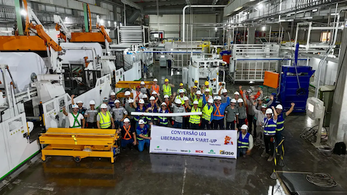 Tecnologias Valmet são protagonistas no start-up da nova fábrica de tissue da Suzano em Aracruz (ES) Projeto entregue pela multinacional finlandesa, que inclui máquina tissue de alta tecnologia e linhas de conversão de alta performance, entra em operação A Valmet, líder mundial no desenvolvimento e fornecimento de tecnologias de processo, automação e serviços para as indústrias de celulose, papel e energia, celebra o início oficial das operações da nova fábrica de papel tissue da Suzano em Aracruz (ES) - um projeto estratégico que recebeu R$ 650 milhões de investimento e contou com um pacote completo de soluções da multinacional finlandesa. A partida da nova unidade, anunciada pela Suzano no início de setembro, marca a conclusão bem-sucedida de uma parceria iniciada em novembro de 2023, que visa atender à crescente demanda por produtos de papel de alta qualidade e com baixo impacto ambiental. O escopo de fornecimento da Valmet foi fundamental para a viabilização da nova planta, incluindo a entrega de uma máquina de tissue de alta tecnologia - Advantage DCT 200 e duas linhas de conversão de tissue Perini Constellation S8. A tecnologia Advantage DCT tornou-se um padrão mundial para produção de papel tissue convencional. Ela permite a produção sustentável de papel tissue de alta qualidade com baixo consumo de energia e água, alta eficiência e confiabilidade a baixo custo operacional, devido, às suas tecnologias de caixa de entrada OptiFlo TIS, para ótima formação da folha com baixa quantidade de água, prensa Advantage ViscoNip, que permite uma prensagem uniforme da folha atingindo altos níveis de teor seco e bulk, Sistema de Controle Distribuído (DCS) Valmet DNA com monitoramento integrado da condição da máquina, Sistema de Controle de Qualidade (QCS) Valmet IQ e sensor de suavidade, além de válvulas de flow control e serviços do Performance Center. Um dos grandes destaques do projeto foi a performance das linhas de conversão Perini Constellation S8 da Valmet, que iniciaram a operação de forma antecipada. A partida da Linha 01 ocorreu 65 dias antes do prazo previsto, atingindo um índice de produtividade de 72,3% em poucas horas de operação (produção de 2.982 fardos em oito horas). A Linha 02 entrou em funcionamento logo em seguida, evidenciando a eficiência da tecnologia e a sinergia no planejamento e execução entre a Valmet e a Suzano. As linhas de conversão Perini Constellation S8 da Valmet instaladas em Aracruz (ES) são equipadas com tecnologia de ponta, garantindo um rebobinamento uniforme da primeira à última folha e assegurando a qualidade superior do produto acabado, como papel higiênico de folha tripla. Sua tecnologia inovadora, com um sistema de quatro rolos, simplifica o processo e garante desempenho constante, permitindo operar em velocidades mais altas, mantendo a maciez e integridade do produto. "Ver a planta tissue de Aracruz em operação é uma grande satisfação para nós. O sucesso deste projeto, especialmente a antecipação do start-up das linhas de conversão e da máquina tissue, demonstra o compromisso da Valmet em entregar, não apenas equipamentos, mas soluções completas que geram eficiência e produtividade para nossos clientes. Contribuir para o crescimento da Suzano e para a sua consolidação no mercado de bens de consumo reforça ainda mais a nossa parceria", celebra o diretor de Negócios de Embalagem, Papel e Tissue na América Latina, Rogério Berardi. Com a nova fábrica, a Suzano terá capacidade para produzir 60 mil toneladas de papel tissue anualmente, que abastecerão duas linhas de conversão, para produção de 30 mil toneladas anuais cada, instaladas na mesma planta de Aracruz e em outras plantas do grupo. A tecnologia da Valmet está no coração deste processo, garantindo que a produção atinja os mais elevados padrões de qualidade e eficiência, desde a fabricação do papel até sua conversão e empacotamento de produtos para o consumidor final. “É um novo capítulo na nossa história com Aracruz. Há quase 50 anos produzimos celulose no estado e agora estamos ampliando nossa capacidade operacional. A unidade garante produção de alta qualidade, fortalece a logística entre nossas plantas e nos permite entregar nossos produtos com mais rapidez e consistência aos clientes”, afirma o diretor de Operações Industriais de Bens de Consumo da Suzano, Claudinei Matos.