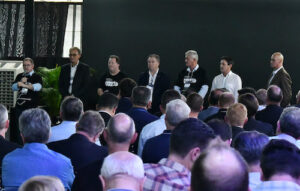 O Movimento Pró-Ferrovias, formado por entidades empresariais e setoriais de Santa Catarina e do Sul do Brasil, promove no dia 14/11, em Chapecó, o 2º Simpósio da Integração Logística do Sul. O evento integra a programação da Fetranslog 2025 e será realizado no auditório da UnoChapecó, das 8h30 às 13h30, e reunirá lideranças nacionais e regionais do setor produtivo, representantes de entidades empresariais, especialistas em logística e autoridades políticas dos estados do Sul e Centro-Oeste. Com foco na integração logística e na competitividade do agronegócio e da indústria, o simpósio busca provocar reflexões e fomentar ações concretas para o avanço da infraestrutura de transportes no país, especialmente no Oeste catarinense, região estratégica para o escoamento da produção agroindustrial. Segundo o diretor de Ferrovias e Agronegócio da Facisc, Lenoir Broch, o evento consolida a união de forças em torno de uma pauta fundamental para o desenvolvimento regional. “O Movimento Pró-Ferrovias vem cumprindo o papel de mobilizar lideranças empresariais, políticas e institucionais em defesa de uma logística mais integrada, eficiente e sustentável. A melhoria da infraestrutura de transporte é condição essencial para a competitividade do agronegócio, da indústria e para o futuro do Sul do Brasil”, destaca Broch. Durante o encontro, será entregue a 2ª Carta do Movimento Pró-Ferrovias às autoridades presentes, com diretrizes e reivindicações prioritárias para o avanço da malha logística e ferroviária da região. Programação do 2º Simpósio da Integração Logística do Sul Painel – 08h45 às 09h45 Tema: Ponto de Virada: Desafios e Caminhos para o Transporte Seguro e Sustentável Mediador: Marcelo Luís de Campos – Presidente da ACISFS e Executivo da ArcelorMittal Painelistas: Cleverton Elias Vieira – Diretor-Presidente do Porto de São Francisco do Sul Ivalberto Tozzo – Presidente do SITRAN e da Comissão Organizadora da Fetranslog Mário Antônio Pereira Borba – Vice-Presidente da CNA e Presidente da Comissão Nacional de Infraestrutura e Logística da CNA Palestra – 09h50 às 10h50 Tema: Desafios para o abastecimento da indústria brasileira Palestrante: Arene Trevisan – Diretor Executivo de Suprimentos da JBS/Seara e representante da ABPA Painel – 11h10 às 12h10 Tema: Do Campo à Indústria: O Papel das Cooperativas na Cadeia de Abastecimento Mediador: Neivor Canton – Presidente da Aurora Painelistas: José Roberto Ricken – Presidente do Sindicato e Organização das Cooperativas do Estado do Paraná (OCEPAR) Vanir Zanatta – Presidente do Sindicato e Organização das Cooperativas do Estado de Santa Catarina (OCESC) Painel – 12h15 às 13h15 Tema: A Visão Governamental sobre a Logística Integrada Mediador: Lenoir Broch – Diretor de Ferrovias e Agronegócio da FACISC Painelistas: Beto Martins – Secretário de Portos, Aeroportos e Ferrovias de Santa Catarina Clóvis Garcez Magalhaes - Secretário Adjunto de Logística e Transportes do Rio Grande do Sul