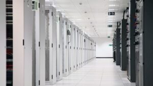 ABB e VoltaGrid fazem parceria para fornecer energia estável a data centers e apoiar crescimento da IA