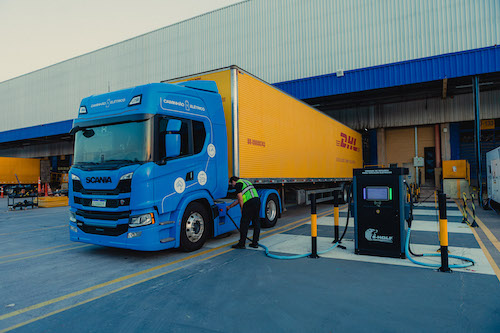 Amazon, DHL Supply Chain e Scania anunciam teste inovador com caminhão 100% elétrico extrapesado em rota de longa distância