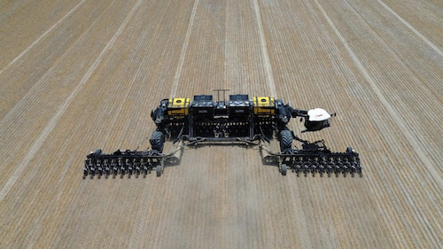 A Baldan, referência nacional em máquinas e implementos agrícolas, em parceria com a empresa alemã NEXAT GmbH, apresentará na Agritechnica 2025, em Hannover, na Alemanha, uma nova dimensão de desempenho na produção agrícola. O projeto conjunto simboliza o encontro entre engenharia de ponta, expertise internacional e o compromisso compartilhado de construir um futuro mais eficiente, sustentável e rentável para a agricultura global. No centro da exposição estará o módulo NEXSEED, um novo sistema de plantio de alta performance desenvolvido especialmente para o veículo modular NEXAT. Projetado para máxima capacidade, precisão e eficiência operacional, o sistema combina o melhor dos dois mundos: a expertise brasileira da Baldan em tecnologia de plantio e a excelência alemã da NEXAT em design, automação e integração de sistemas. Um módulo de plantio que redefine padrões O módulo NEXSEED foi desenvolvido para grandes operações agrícolas que exigem os mais altos níveis de eficiência, precisão e autonomia. Com 28 metros de largura de trabalho e 72 linhas de plantio, o equipamento dobra a capacidade da versão apresentada anteriormente na Bahia Farm Show, alcançando um desempenho de até 25 hectares por hora. O sistema conta com tanques de 15 m³ para sementes, 9 m³ para fertilizantes e 2,8 m³ para sementes miúdas, garantindo longos intervalos operacionais e alta produtividade. Apesar do porte robusto, o equipamento mantém uma largura de transporte compacta de apenas 4,5 metros, o que facilita e torna mais seguro o deslocamento em rodovias. O NEXSEED foi projetado para atender a diversos sistemas de plantio, desde o plantio direto até métodos convencionais, oferecendo máxima flexibilidade para diferentes tipos de solo e condições de cultivo. Graças aos tanques ampliados e a um sistema inteligente de fluxo de materiais, o módulo pode alcançar até 200 hectares por abastecimento no plantio de soja e ainda mais em culturas como o milho. Esses números evidenciam a extraordinária produtividade e eficiência econômica do sistema para grandes operações agrícolas em todo o mundo. 