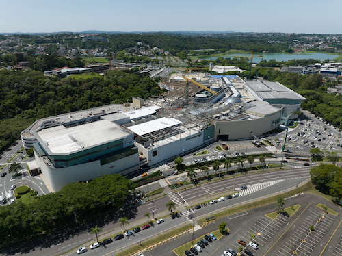 Com 2 mil toneladas de aço, reforma vertical transforma shopping em Curitiba com obra em pleno funcionamento