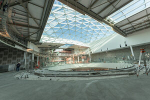 Com 2 mil toneladas de aço, reforma vertical transforma shopping em Curitiba com obra em pleno funcionamento