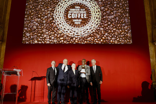  Anunciados os vencedores do Prêmio Internacional de Café Ernesto Illy 2025 Ruanda ganha o prêmio do júri técnico, enquanto El Salvador leva para casa o prêmio do consumidor