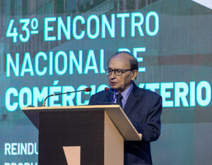 Enaex 2025 debate reindustrialização, competitividade do Brasil no comércio exterior e reforma tributária Durante a abertura do evento, a Federação das Indústrias do Estado do Rio de Janeiro, a AEB e a GE Aerospace homenagearam a Superintendência da 7ª Região Fiscal da Receita Federal do Brasil