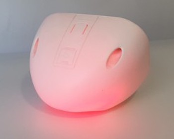 Rompimento de barragens em MG Neste ano de 2025, completam-se 10 anos do rompimento da barragem em Mariana (2015) e seis anos do desastre de Brumadinho (2019). Sistemas de alerta podem mitigar sobremaneira os impactos humanos e ambientais. “Soluções como o DIN são capazes de disponibilizar aviso imediato e individualizado aos moradores das áreas atingidas”, explica o coordenador técnico pela FITec Labs do projeto do DIN junto à Cemig, Johnny Mafra Jr. Esse contexto reforçou, no evento europeu, a importância da confiabilidade dos sistemas de notificação. “O DIN representa um avanço profundo na forma de comunicar riscos às comunidades. Ao contrário das sirenes, que emitem alertas gerais e impessoais, o dispositivo entrega informações específicas e direcionadas, reduzindo a insegurança e fortalecendo a confiança na atuação das autoridades. Do ponto de vista ambiental, o sistema reduz obras civis, diminui o consumo energético e pode ser expandido para aplicações como monitoramento climático, incêndio florestal e outras políticas de proteção ambiental. Economicamente, seu modelo reduz drasticamente custos de implantação e operação, permitindo cobertura mais ampla para regiões rurais e de difícil acesso”, elenca o engenheiro Johnny Mafra Jr. Sobre o DIN O dispositivo opera em redes de comunicação LoRaWAN e NB-IoT, conhecidas por sua eficiência energética, grande alcance e baixo custo operacional. O sistema DIN chega a ser dez vezes mais barato que um sistema de sirene. Equipado com alarme sonoro, sinal luminoso e display gráfico capaz de exibir mensagens de rotina e de emergência, o dispositivo funciona mesmo sem energia elétrica por até 24 horas. Seu design passou por cinco etapas de prototipação, sempre com validação dos usuários, o que garantiu ergonomia, aceitação estética e eficiência técnica. No caso do projeto P,D&I ANEEL CEMIG, todos os DINs são fornecidos gratuitamente às famílias das áreas de risco em Minas Gerais, promovendo inclusão social e democratização do acesso a tecnologias de segurança. Tecnologia integrada à gestão de risco O DIN funciona em sinergia com o sistema Cemig Prox, plataforma supervisória que monitora barragens, projeta áreas de risco, mantém cadastros atualizados de moradores e permite o envio segmentado de notificações. Em caso de emergência, as mensagens são enviadas apenas às pessoas que realmente precisam ser alertadas, evitando alarmes generalizados e garantindo precisão na atuação. A plataforma coloca Minas Gerais em sintonia com as tendências globais de cidades inteligentes e gestão de risco baseada em dados, aproximando empresas, Defesa Civil e população em um ecossistema colaborativo.