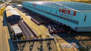 Logística verde ganha força: Heli Brasil projeta crescimento de 15% na demanda por empilhadeiras a lítio