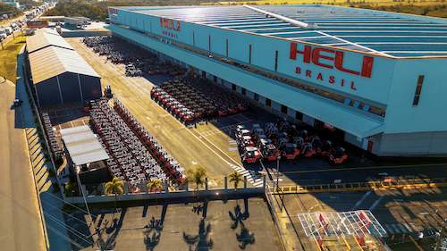 Empilhadeiras elétricas reduzem custos em até R$ 180 mil por ano e ganham espaço na logística nacional