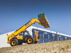 GRANDE PRÊMIO SÃO PAULO DE FÓRMULA 1 Manipuladores telescópicos Loadall, da JCB, estarão estrategicamente a postos em caso de acidentes Segurança é um atributo forte da marca, percebida por meio da ação dos equipamentos e de seus operadores, treinados para atuar com extrema precisão O Grande Prêmio de São Paulo de Fórmula 1 acontece neste fim de semana no Autódromo de Interlagos, entre os dias 7, 8 e 9 de novembro. O espetáculo, que é visto por milhões de apaixonados por velocidade em todo o mundo, atraiu em 2024 um público de quase 292 mil espectadores, segundo o Ministério do Turismo. Dentre suas muitas facetas, a segurança é uma das mais presentes e importantes na competição – e a JCB, que fabrica mais de 300 modelos de máquinas, tem muito a ver com isso. Líder mundial em vendas de retroescavadeiras e manipuladores telescópicos, a empresa britânica que inventou esses equipamentos, disponibiliza 17 manipuladores telescópicos Loadall para atuar no circuito. Explica Adriano Merigli, presidente da JCB para a América Latina: “Eles ficarão estrategicamente posicionados ao longo dos 4.309 metros do circuito para resgatar os automóveis e seus pilotos em caso de acidentes – algo que não é desejado, mas que ocorre com alguma frequência em Interlagos, pois é muito comum chover no dia da corrida. Fato é que, se depender da atuação do Loadall, tanto a beleza quanto a fluidez da corrida estarão garantidas”. Mas por que o Loadall? Versatilidade é a palavra que define o manipulador telescópico Loadall. O equipamento se diferencia pela agilidade e fácil manobrabilidade, graças à tecnologia embarcada. Ele reúne recursos de um guindaste, de uma plataforma aérea, de uma pá carregadeira e de uma empilhadeira, o que otimiza tempo nas atividades no campo ou na construção.