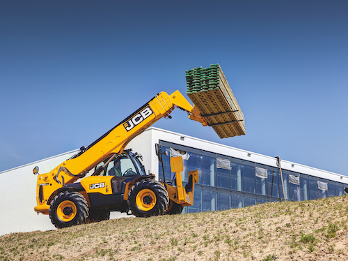 GRANDE PRÊMIO SÃO PAULO DE FÓRMULA 1 Manipuladores telescópicos Loadall, da JCB, estarão estrategicamente a postos em caso de acidentes Segurança é um atributo forte da marca, percebida por meio da ação dos equipamentos e de seus operadores, treinados para atuar com extrema precisão O Grande Prêmio de São Paulo de Fórmula 1 acontece neste fim de semana no Autódromo de Interlagos, entre os dias 7, 8 e 9 de novembro. O espetáculo, que é visto por milhões de apaixonados por velocidade em todo o mundo, atraiu em 2024 um público de quase 292 mil espectadores, segundo o Ministério do Turismo. Dentre suas muitas facetas, a segurança é uma das mais presentes e importantes na competição – e a JCB, que fabrica mais de 300 modelos de máquinas, tem muito a ver com isso. Líder mundial em vendas de retroescavadeiras e manipuladores telescópicos, a empresa britânica que inventou esses equipamentos, disponibiliza 17 manipuladores telescópicos Loadall para atuar no circuito. Explica Adriano Merigli, presidente da JCB para a América Latina: “Eles ficarão estrategicamente posicionados ao longo dos 4.309 metros do circuito para resgatar os automóveis e seus pilotos em caso de acidentes – algo que não é desejado, mas que ocorre com alguma frequência em Interlagos, pois é muito comum chover no dia da corrida. Fato é que, se depender da atuação do Loadall, tanto a beleza quanto a fluidez da corrida estarão garantidas”. Mas por que o Loadall? Versatilidade é a palavra que define o manipulador telescópico Loadall. O equipamento se diferencia pela agilidade e fácil manobrabilidade, graças à tecnologia embarcada. Ele reúne recursos de um guindaste, de uma plataforma aérea, de uma pá carregadeira e de uma empilhadeira, o que otimiza tempo nas atividades no campo ou na construção.