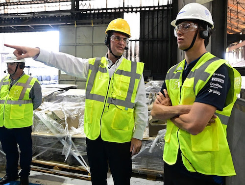 Piloto da Atlassian Williams Racing visita fábrica da Komatsu em Suzano (SP)