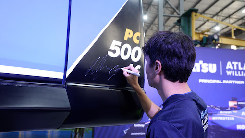 Piloto da Atlassian Williams Racing visita fábrica da Komatsu em Suzano (SP)