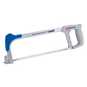 Arco de Serra Baixo Perfil - 209205012 Muitas vezes, é necessário um corte rente em locais mais apertados. Para isso, a marca apresenta o Arco de Serra Baixo Perfil. Com a possibilidade de tensionar a lâmina em até 40.000 PSI, a sua ponta de baixo perfil garante maior facilidade para aplicações onde o espaço é limitado, junto da possibilidade de ser multiuso, pois é possível montar a lâmina a 45º, para aplicações de corte rente.