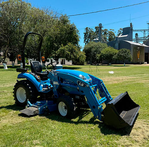 Trator compacto destaca-se por sua eficiência no campo e na cidade